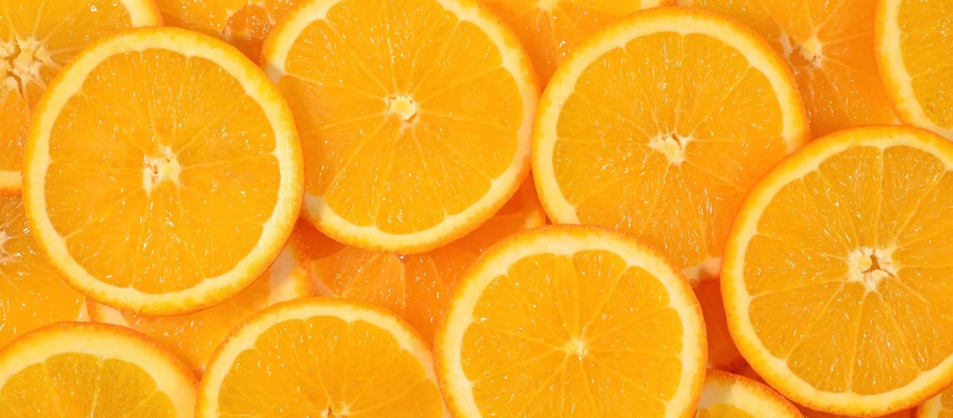 Το κόλπο με το πορτοκάλι στο ψυγείο που θα σας λύσει τα χέρια